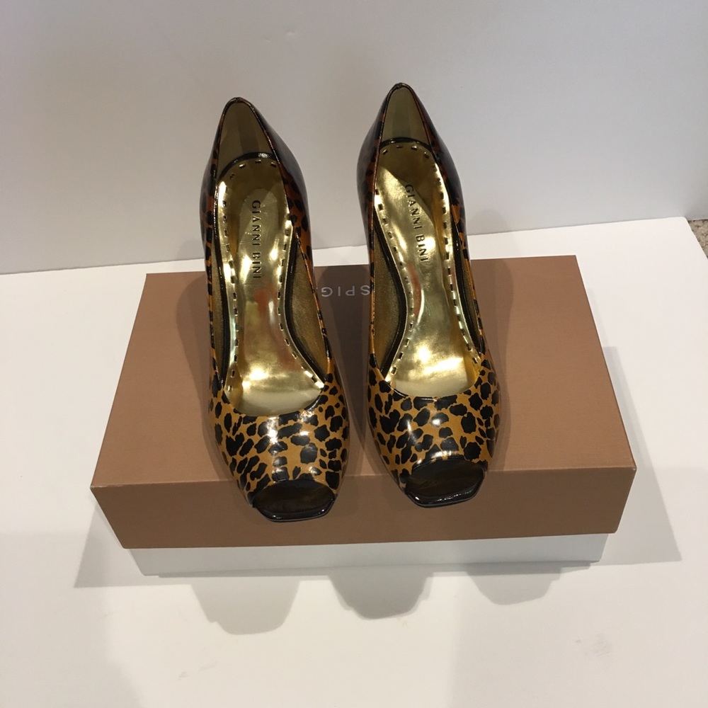 Brand New Gianni Bini animal print open toes pump